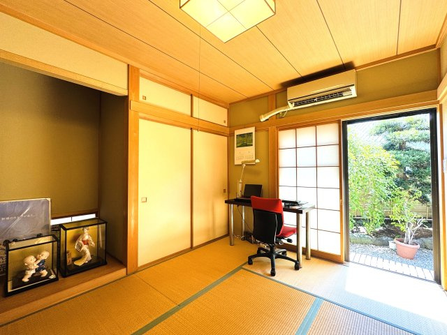 床の間もあって寛げる1階の和室