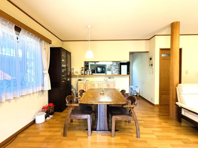 ご家族ワイワイ楽しい食事はゆったりダイニングで