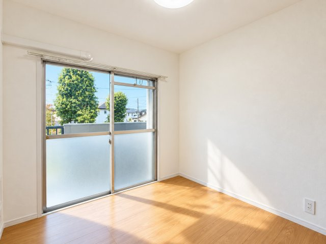 ◆気持ちの良い風が室内へ入り込む居室。家具を配置しても広々ご利用いただけます！！　