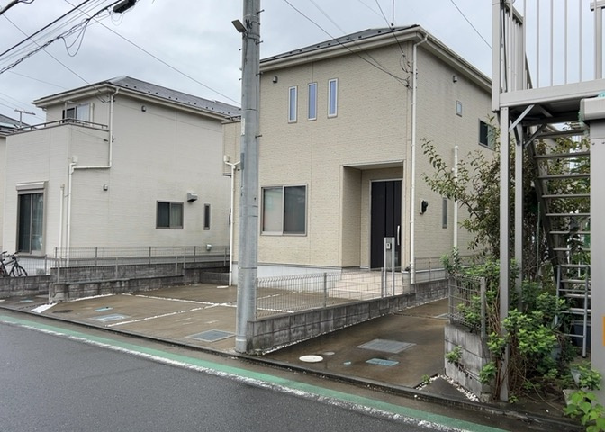 物件の北東側は幅員6.0mの広々とした公道に接しています。車のすれ違いや見通しも良く、駐車もしやすい安心の道路環境です。通行のしやすさや前面道路の雰囲気については、ぜひ現地で実際にご体感ください。