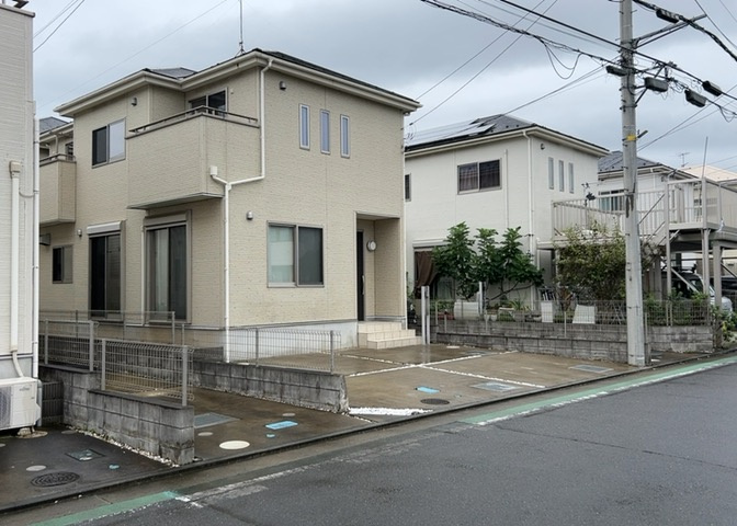 前面道路は6mの幅員があり、閑静な住宅街に位置するため交通量も落ち着いています。小さなお子様がいるご家庭でも安心して過ごせる周辺環境です。日当たりや道路との接道状況も現地にてご確認いただけます。