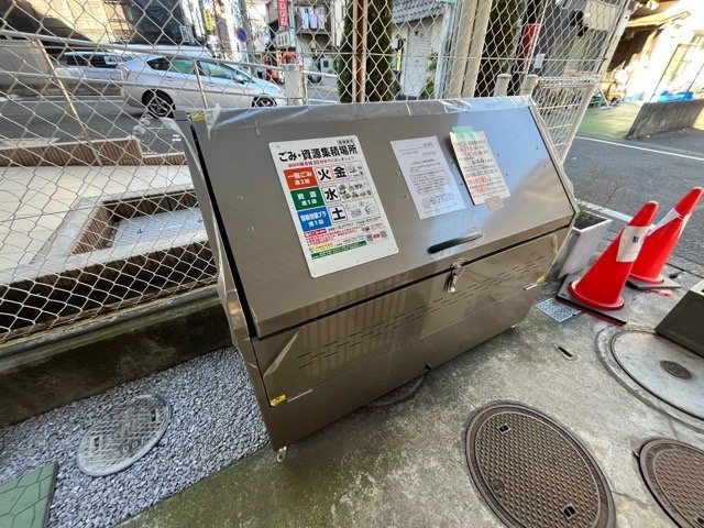 共有部分は、住民なら誰もが使える設備のこと。例えば駐車場やエレベーター、インターネット設備、セキュリティ設備などがあります。他にも、マンションの廊下・外部階段やエントランス・ゴミ置き場などがあります。