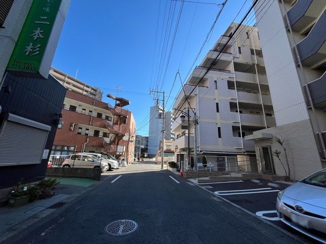 隣家の土地はどうなっているのか、生活利便施設が近くにあるのか、学校まで近いかなど、お客様のライフスタイルにあわせたイメージが重要です。また、近くにあると困る施設が近くにないかも確認するといいでしょう。