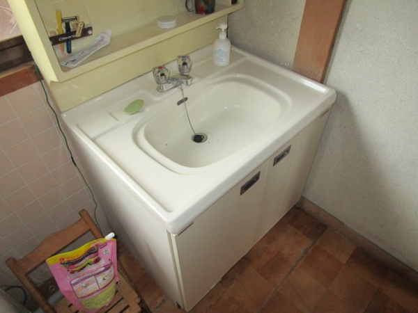 【片野町・中古住宅の独立洗面台】