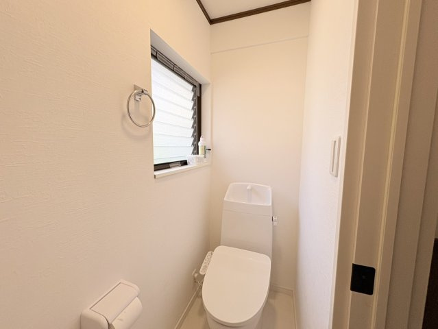 シンプルで使いやすいトイレ空間。窓が設けられているため自然換気ができ、常に清潔な環境を保ちやすい設計です。内装も整えられており、快適にご利用いただけます。