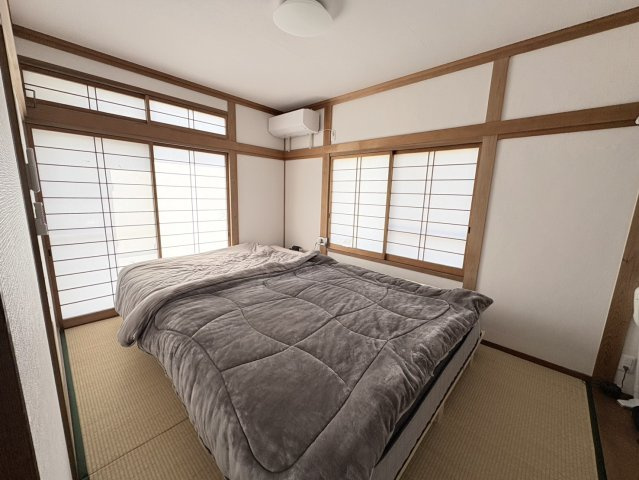 畳の温もりが心地よい和室空間。落ち着いた雰囲気の中でゆったりと過ごせます。客間としてはもちろん、お子様の遊び場や寝室としても活用可能。リビングと併用することで空間に広がりを持たせることもできます。