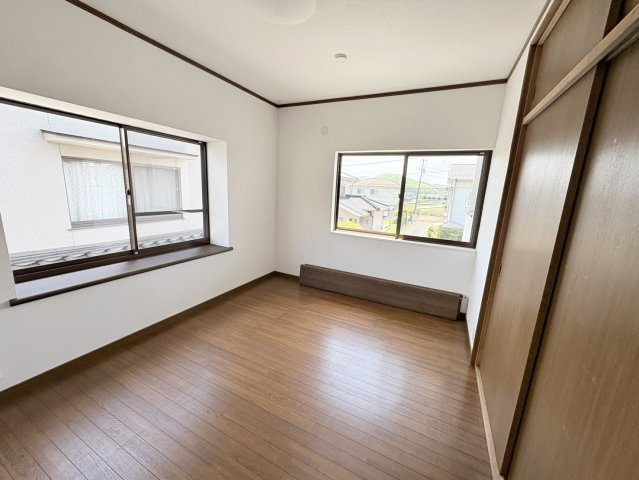 2面採光で明るさをしっかり確保した洋室。窓からの眺望も良く、開放感のある空間です。主寝室や子ども部屋として幅広く利用可能。収納も備わっており、すっきりとした生活空間を保てます。
