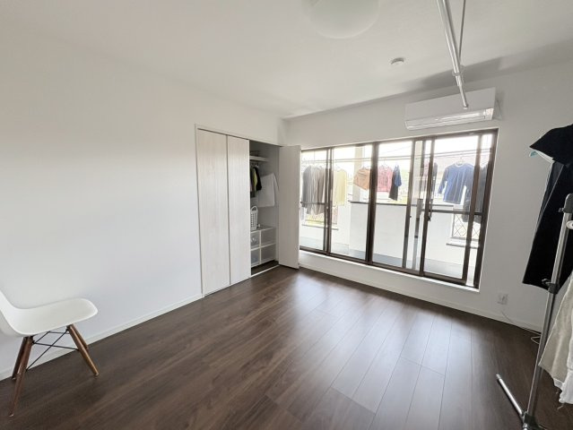 バルコニーに面した明るい洋室。大きな窓から光がたっぷり入り、快適に過ごせます。収納スペースも確保されており、衣類や荷物の整理にも便利。シンプルな内装で家具配置の自由度も高く、使い勝手の良いお部屋です。