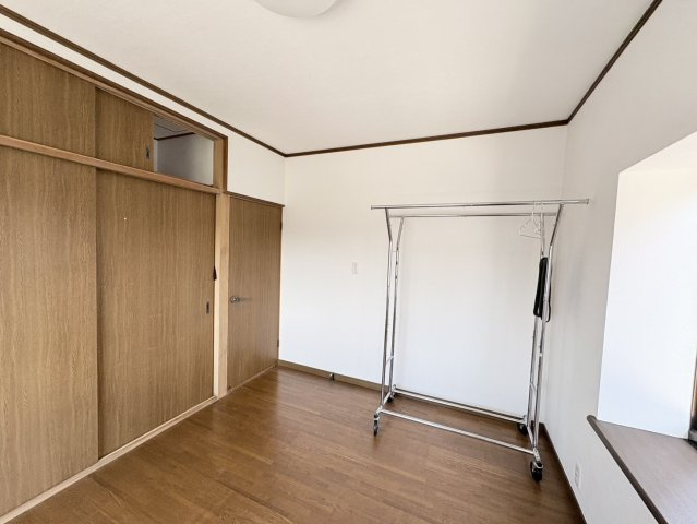 落ち着いた雰囲気の洋室は、寝室や書斎としても使いやすい空間。程よい広さで家具配置もしやすく、ライフスタイルに合わせた使い方が可能です。窓もあり自然光と換気が確保され、快適な居住空間となっています。