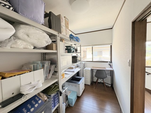 収納スペースやワークスペースとして活用できる便利なサービスルーム。棚を設置すれば収納力もさらにアップし、季節物や趣味の道具などをまとめて整理可能です。使いやすい実用的な空間です。