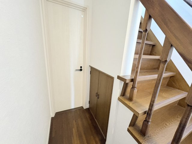 階段下のスペースを有効活用した収納。奥行きがあり、日用品のストックや掃除用具、季節家電などをまとめて収納できる便利な空間です。扉付きで見た目もすっきり保てるため、生活感を抑えたい方にもおすすめ。