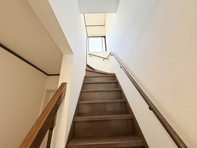 しっかりとした造りの階段は安定感があり安心して利用可能。手すりも設けられているため、小さなお子様やご高齢の方にも配慮された設計です。窓からの光が入り、昼間でも明るく移動できる点も魅力です。
