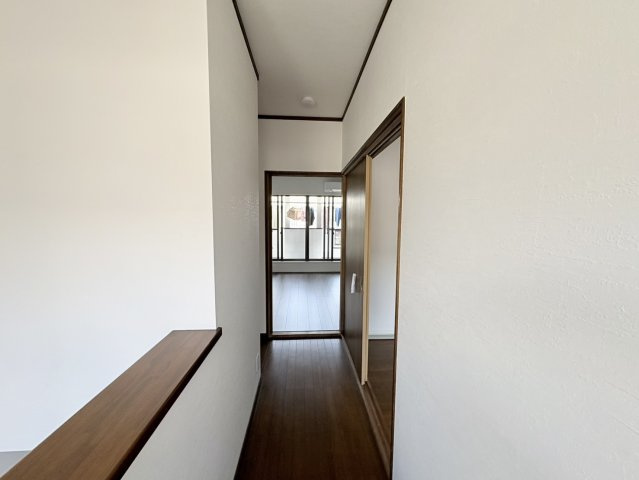 すっきりとした直線的な廊下は各居室への動線が分かりやすく、生活しやすい間取り設計。無駄のない空間で移動もしやすく、日常生活のストレスを軽減してくれます。明るさも確保されており、清潔感のある印象です。