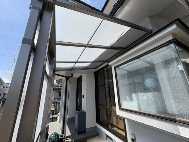 屋根付きの外部スペースは、雨の日でも安心して出入り可能。勝手口としての利用はもちろん、ちょっとした物置や作業スペースとしても活用できます。生活動線を広げてくれる便利な空間です。