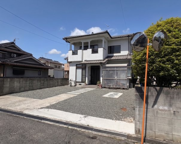 敷地前面に広がるゆとりある駐車スペースで、複数台の駐車が可能です。間口も広く、車の出し入れがしやすいため運転が苦手な方でも安心。来客時の駐車スペースとしても活用できます。
