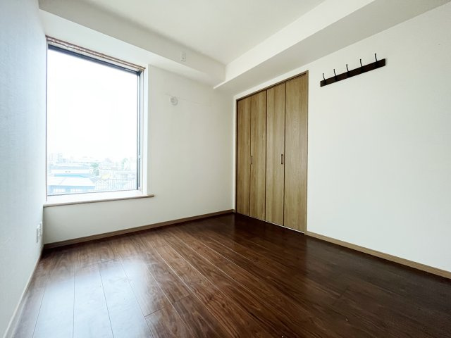 4.8帖洋室は整形なお部屋なので家具のレイアウトもしやすいです　明るく快適な洋室です
