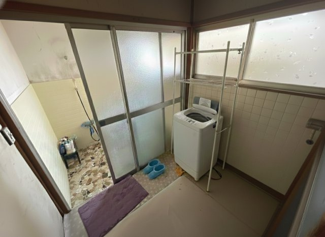 窓からの光が入る脱衣所は、明るさと換気のしやすさが魅力です。リフォームにより使いやすい洗面脱衣所に生まれ変わります。洗面台を新設したり、収納を造作すれば、タオルや洗剤もすっきり整理することができます。