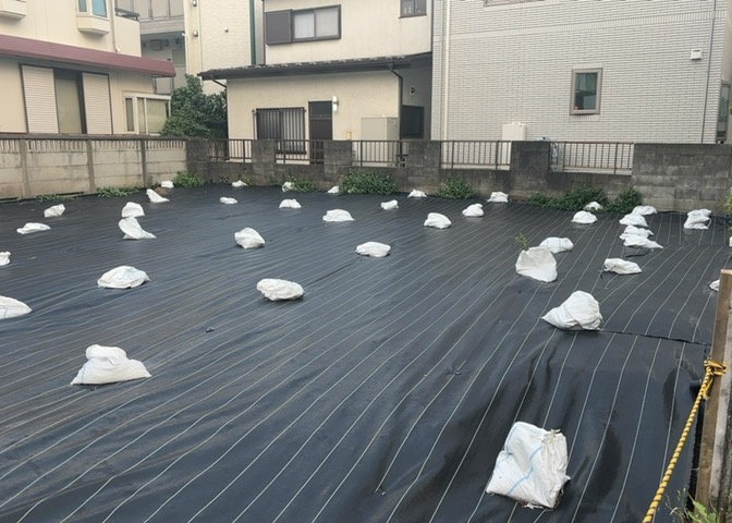 土地の面積＝住宅面積ではありません。建ぺい率の問題などで、土地のある場所によって住宅を建てられる面積は限られています。高さもしかり、「土地」という言葉の中には、建築条件も含まれると考えておきましょう。