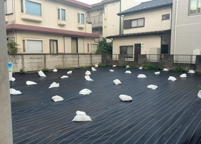 家を建てる場合、方位は要チェックです。現実的に日当たりのよい家ならばリビングは南側、建築基準法でも北側に当たる家への配慮は求められています。土地を見学に行く際は、方位磁針を持って行くようにしましょう。
