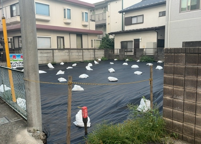 現地に行くなら、物件の周囲の地形がどうなっているかを見ることも大切です。周辺より低くなっている土地では、大雨などで水が集まりやすいため、地盤が弱くなっているということも考えられるため、注意が必要です。