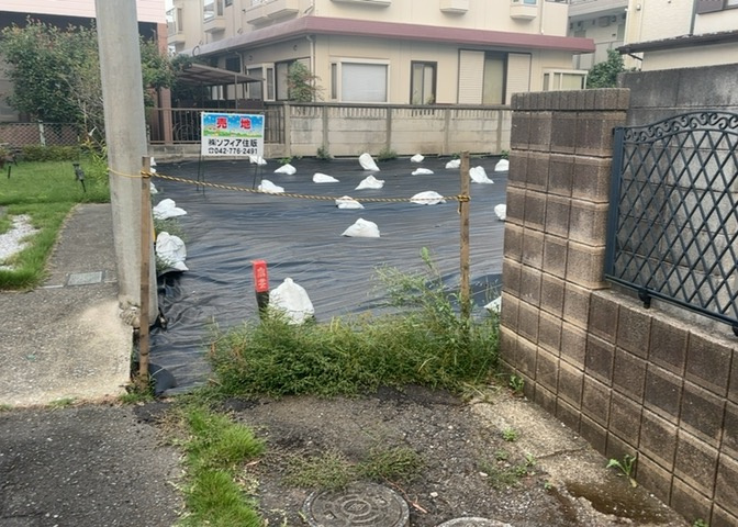 土地購入を検討されている場合、境界杭がない状態で購入してしまうと境界確定測量をする必要があり、費用がかかります。購入の前に、売主、隣土地所有者立ち合いのもと境界を確定し境界杭を設置するのがベストです。