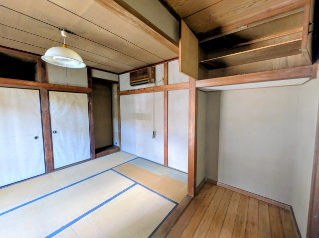 2階にある6帖の和室は、陽当たりと風通しが良く心地よい空間です。大容量の押入収納付きで、お布団や季節の衣類もスッキリ片付きます。い草の香りに癒される、ご家族の寝室にぴったりのお部屋です。