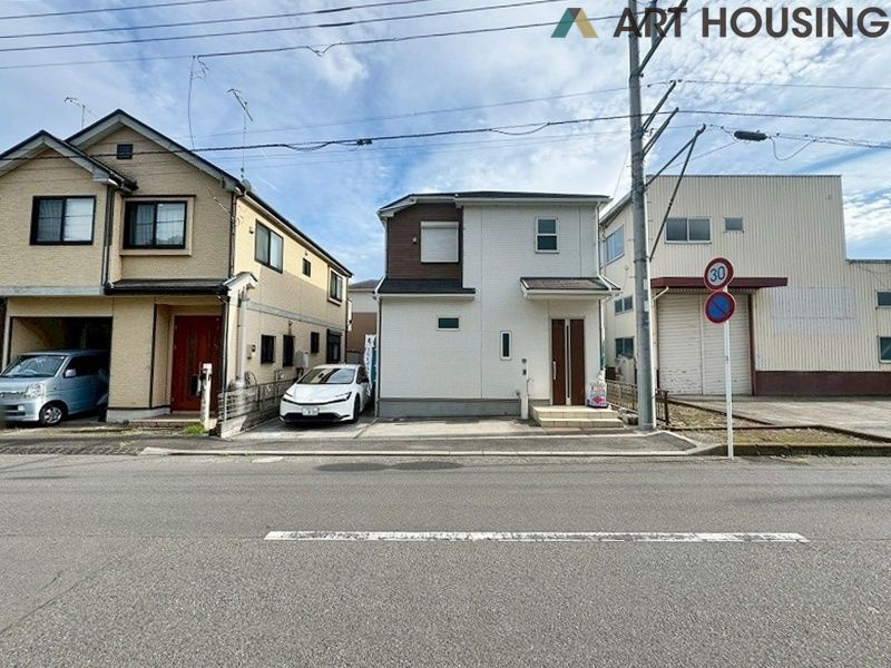 広々とした前面道路で駐車も楽々です♪