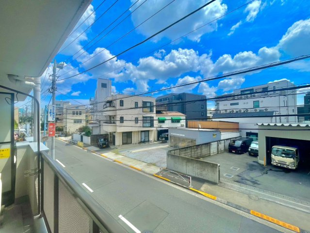 南西向きのバルコニー　前面には遮蔽物がなく陽当たりの良い開放感のある環境です。