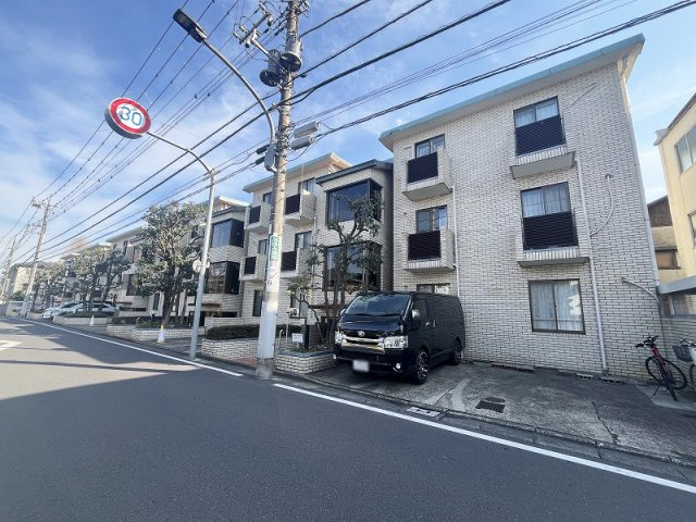 徒歩10分圏内にスーパー、コンビニ、ドラッグストアがありお買い物便利。小学校も徒歩4分の近さでお子様のいるご家庭も安心です！