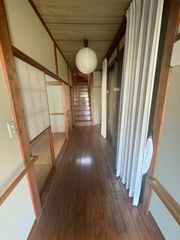 和風で落ち着きのある廊下部分。広さもかなり広いので、ゆとりがあります。