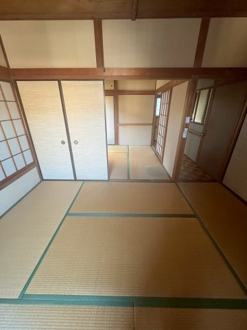 二階和室2部屋。二面採光ですので、まどを開ければかなり明るいです。