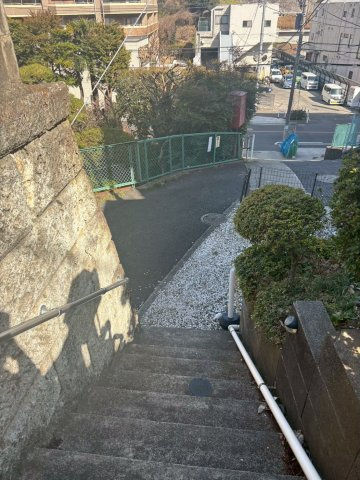 夜の帰宅時も安心の手すり付き