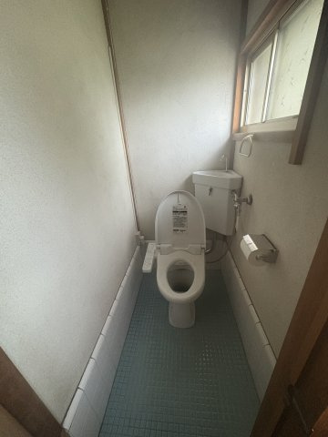 二階トイレ。広々な造り。