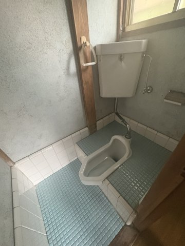 一階のレトロな和式トイレです。明るさも充分。