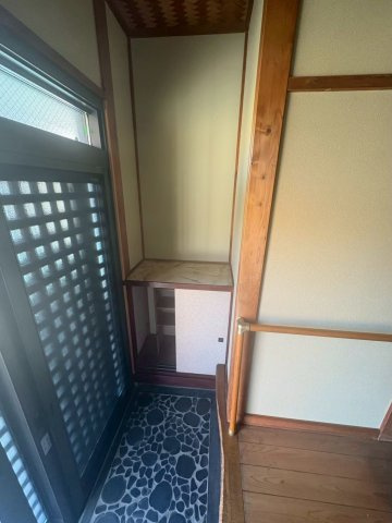 和風な玄関スペース。玄関ドアは交換履歴あり。