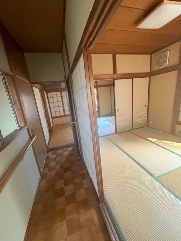 二階。続き和室。窓も多いので、明るいです。