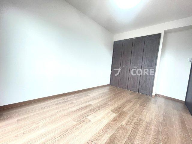 床材や建具は家具にも合わせやすい落ち着いた色合いになっております。
