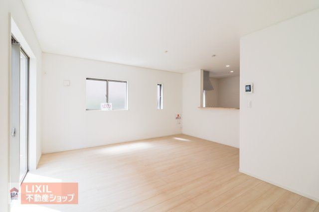 リビング、ダイニングの窓から光が入る明るいLDKです。