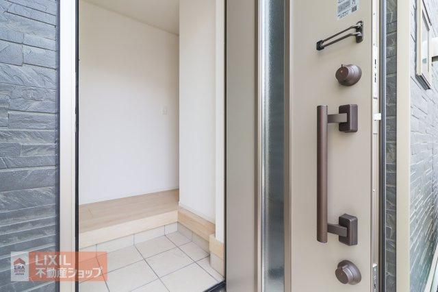 玄関ドアを二重ロックにすることで、泥棒や空き巣に玄関ドアから家の中に侵入されることを防ぐことにつながります。