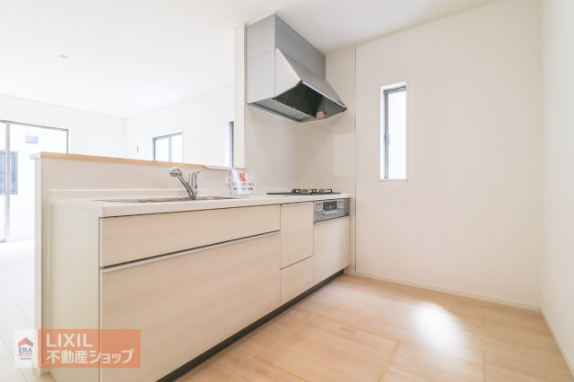 家族でのコミュニケーションがとれる対面型システムキッチンです。横一列にシンクとコンロをまとめたシンプルな形です。