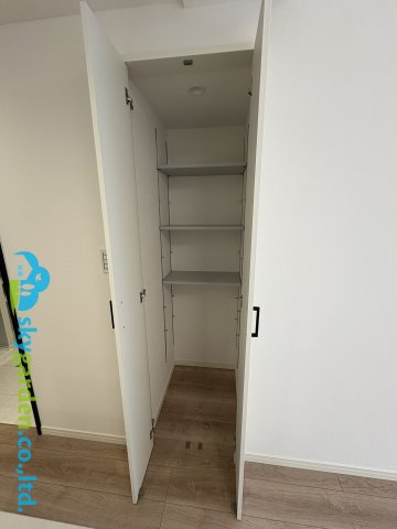 キッチンそばのパントリー