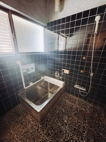 ■浴室｜デザイン性に優れた浴室♪1日の疲れを癒す、ゆったりとしたバスタイムをぜひお過ごしください(*＾＾*)大きな窓付きで嬉しい♪