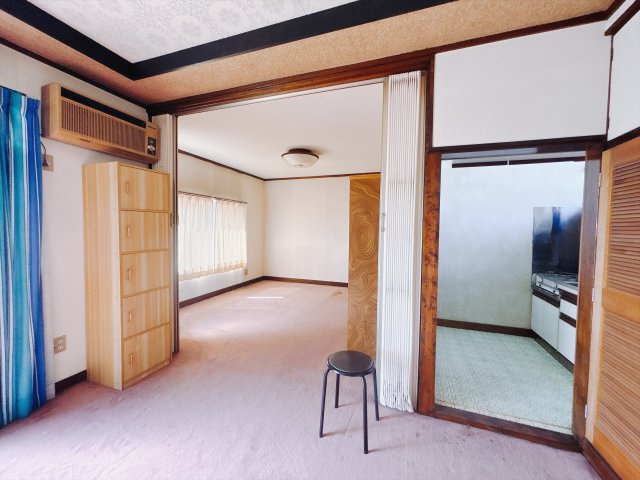 ■洋室｜ナチュラルカラーの床です。模様替えなどとても楽しく工夫できます♪陽当たり、風通しもとても良いので毎日快適な生活スタートです！子供部屋にも良いですね♪