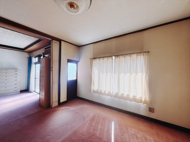 ■洋室｜階洋室には大きな窓をご用意しています。日中はあたたかな日差し差し込み自分時間も充実できますね＾＾