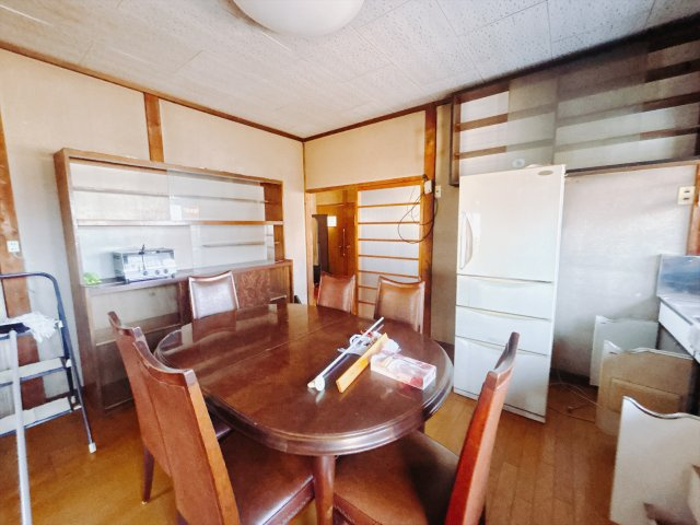 ■ダイニング｜キッチンの後ろにはダイニングをご用意しております♪ご飯ができたらすぐご飯を運べるのは便利ですよね！