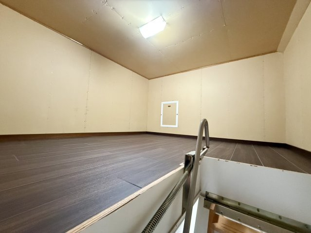 屋根裏収納付きで、季節物や普段使わない荷物の収納に便利です。