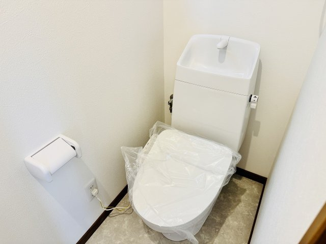 ～新規交換済、暖房温水洗浄機能付きトイレ　冬場は特に嬉しい機能ですね～