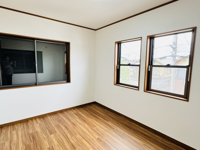 ～2階6.5帖の洋室　2面採光で明るく風通しの良いお部屋です～