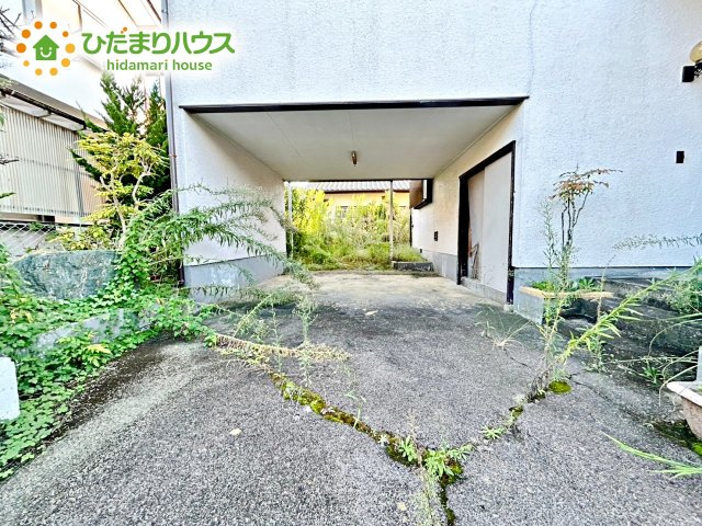 広々とした駐車スペースになります。