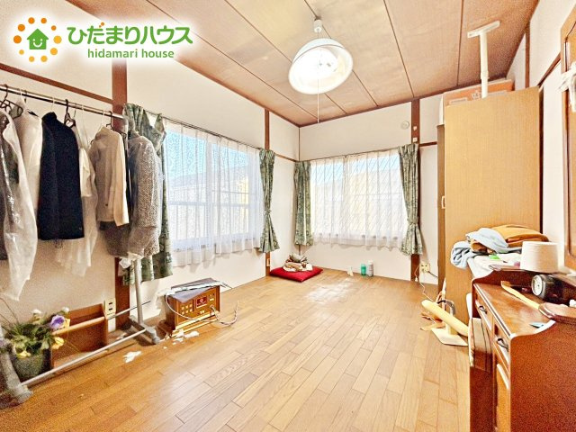 日の当たる寝室です。